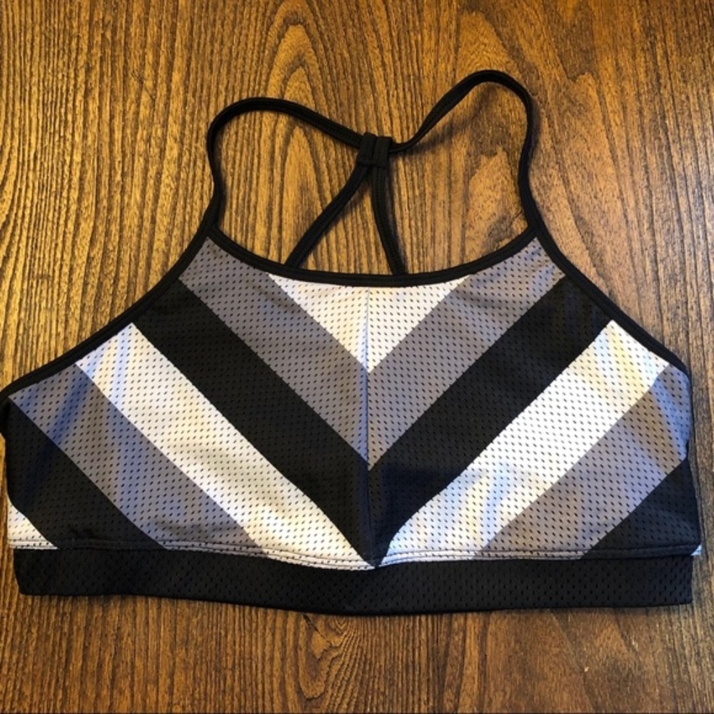Jessica Simpson The Warm Up Chevron Sports Bra